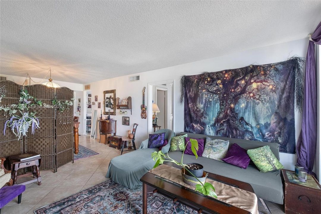 For Sale: $199,000 (1 beds, 1 baths, 994 Square Feet)
