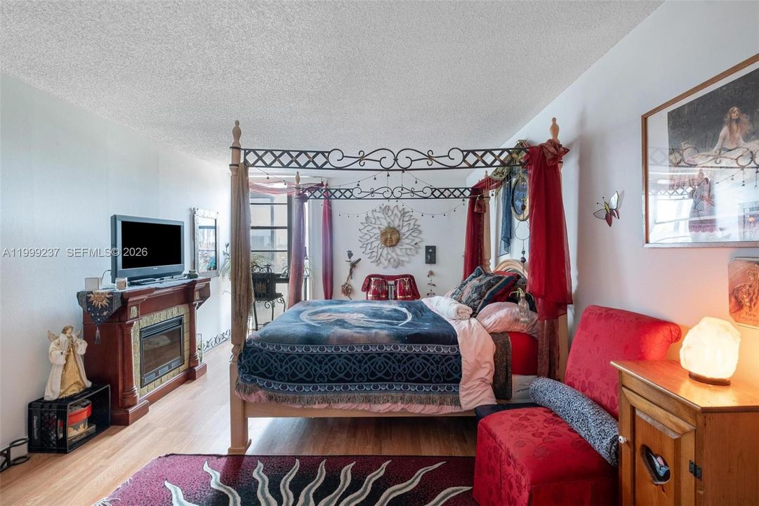 For Sale: $199,000 (1 beds, 1 baths, 994 Square Feet)