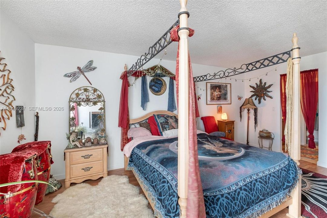 For Sale: $199,000 (1 beds, 1 baths, 994 Square Feet)