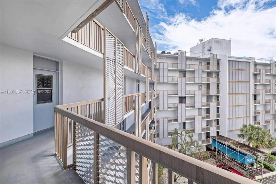 For Sale: $199,000 (1 beds, 1 baths, 994 Square Feet)