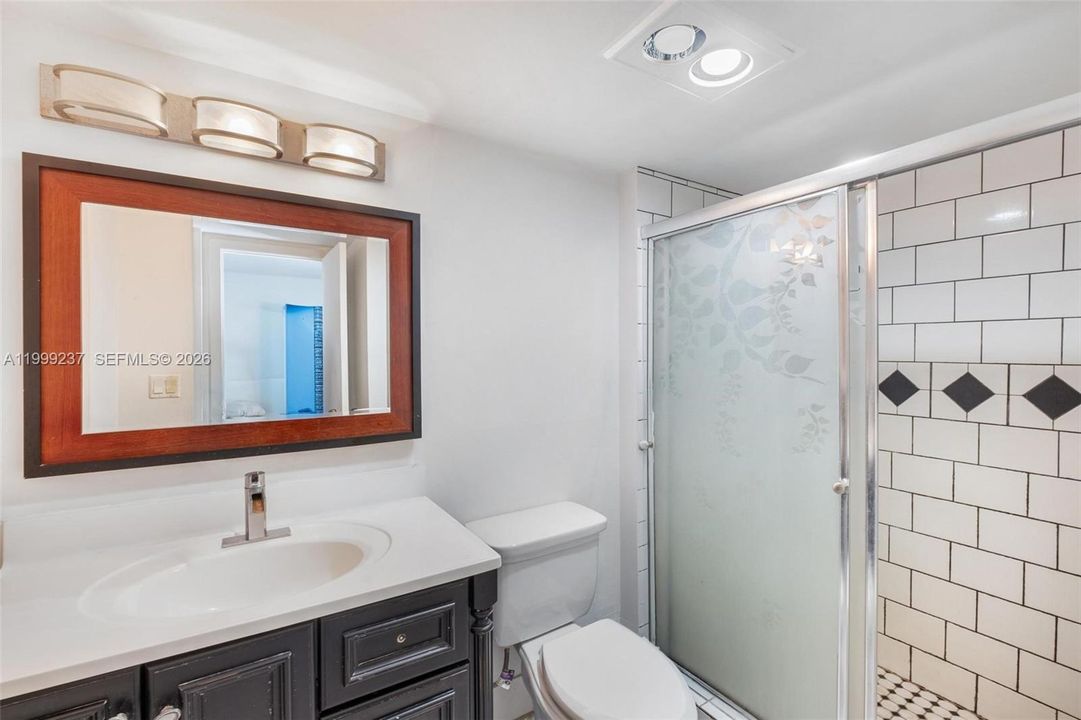 For Sale: $199,000 (1 beds, 1 baths, 994 Square Feet)