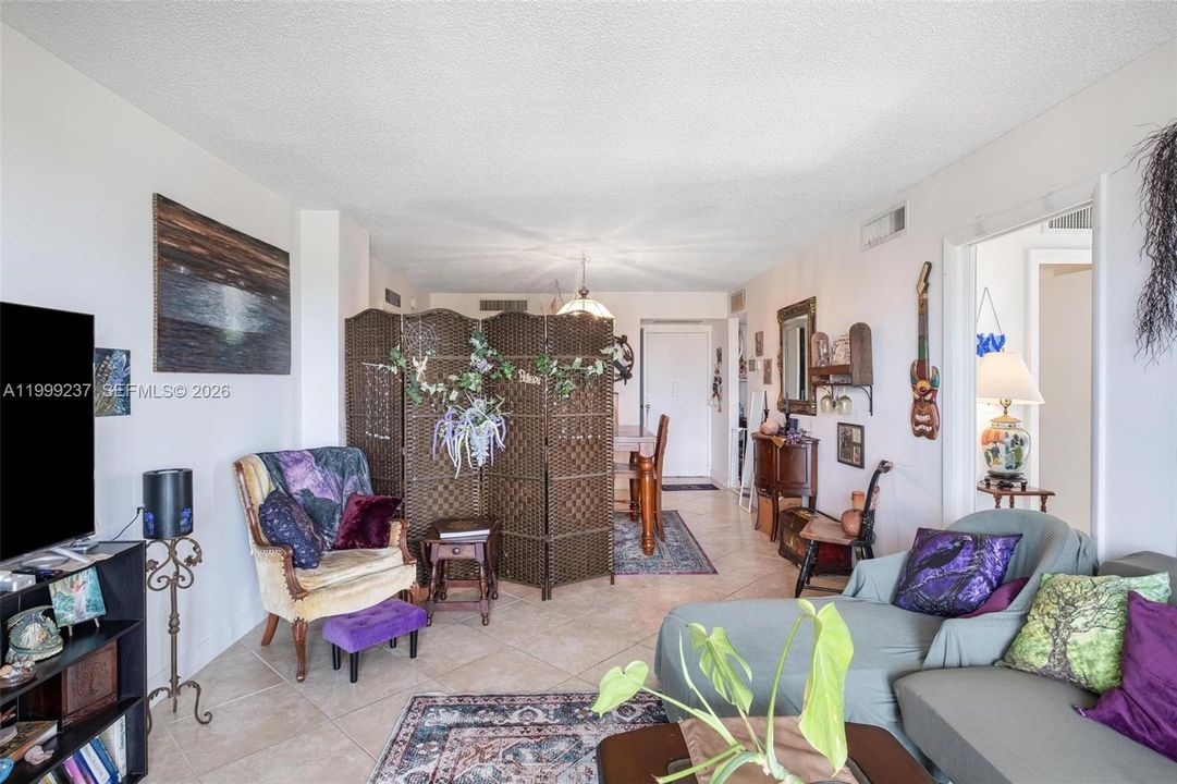 For Sale: $199,000 (1 beds, 1 baths, 994 Square Feet)