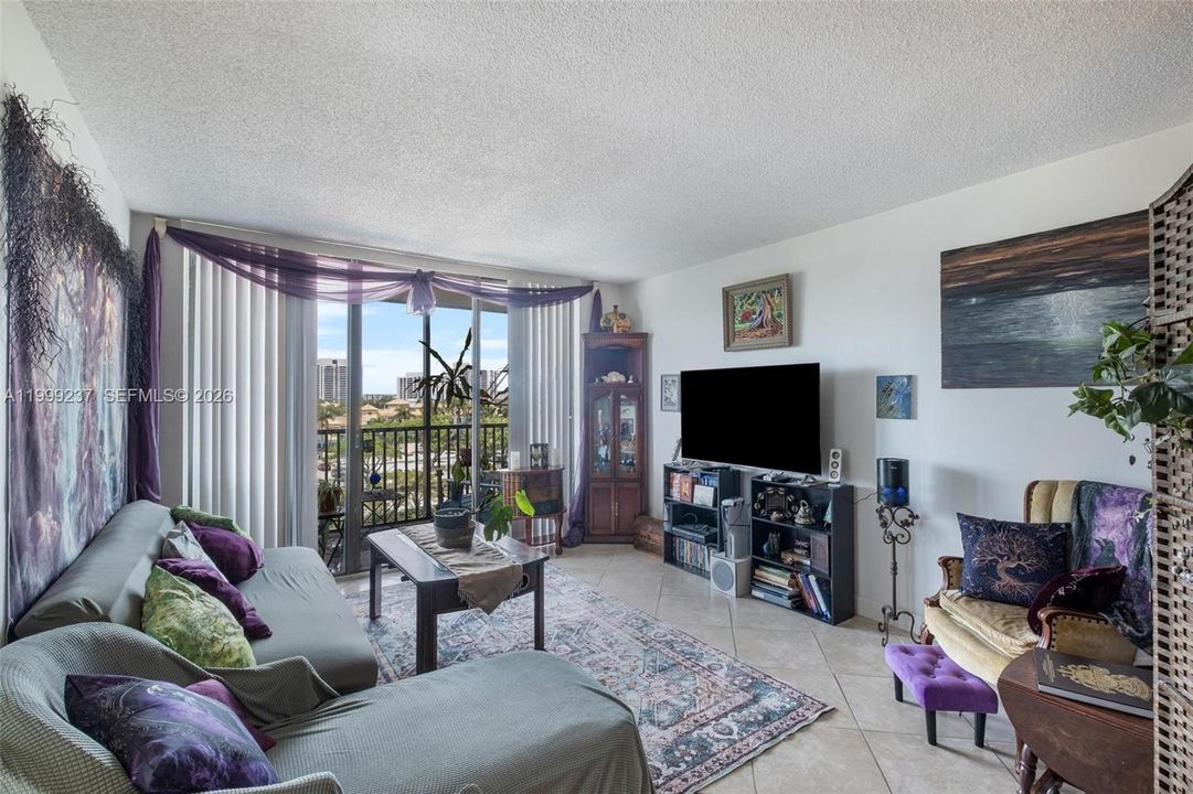 For Sale: $199,000 (1 beds, 1 baths, 994 Square Feet)