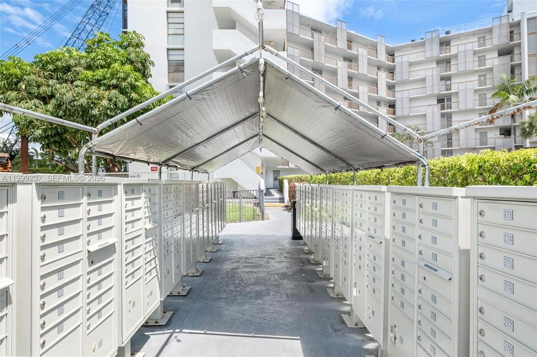 For Sale: $199,000 (1 beds, 1 baths, 994 Square Feet)