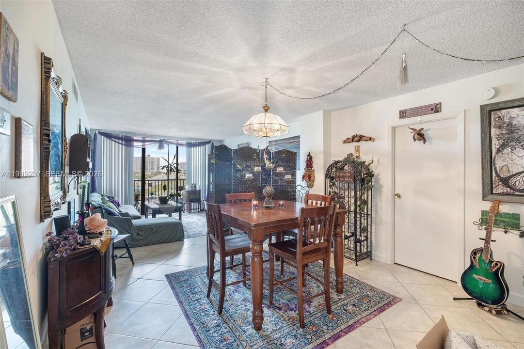 For Sale: $199,000 (1 beds, 1 baths, 994 Square Feet)