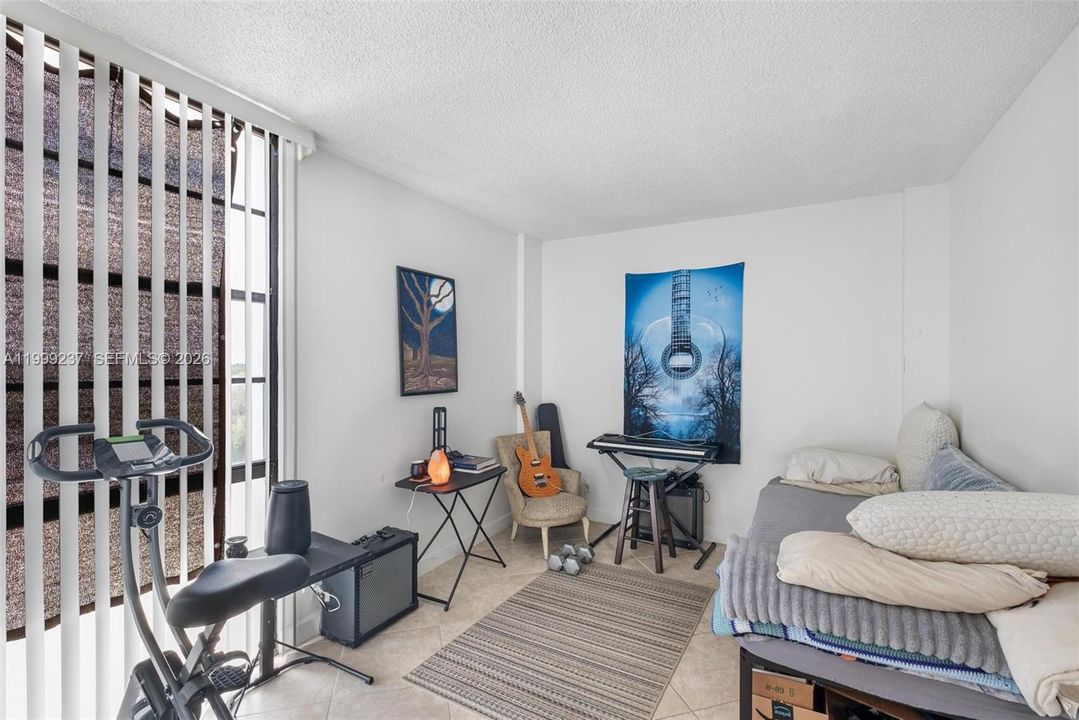 For Sale: $199,000 (1 beds, 1 baths, 994 Square Feet)