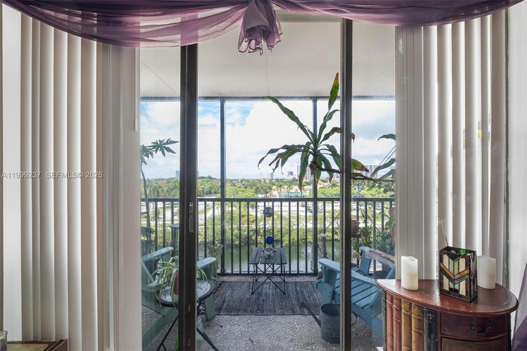 For Sale: $199,000 (1 beds, 1 baths, 994 Square Feet)