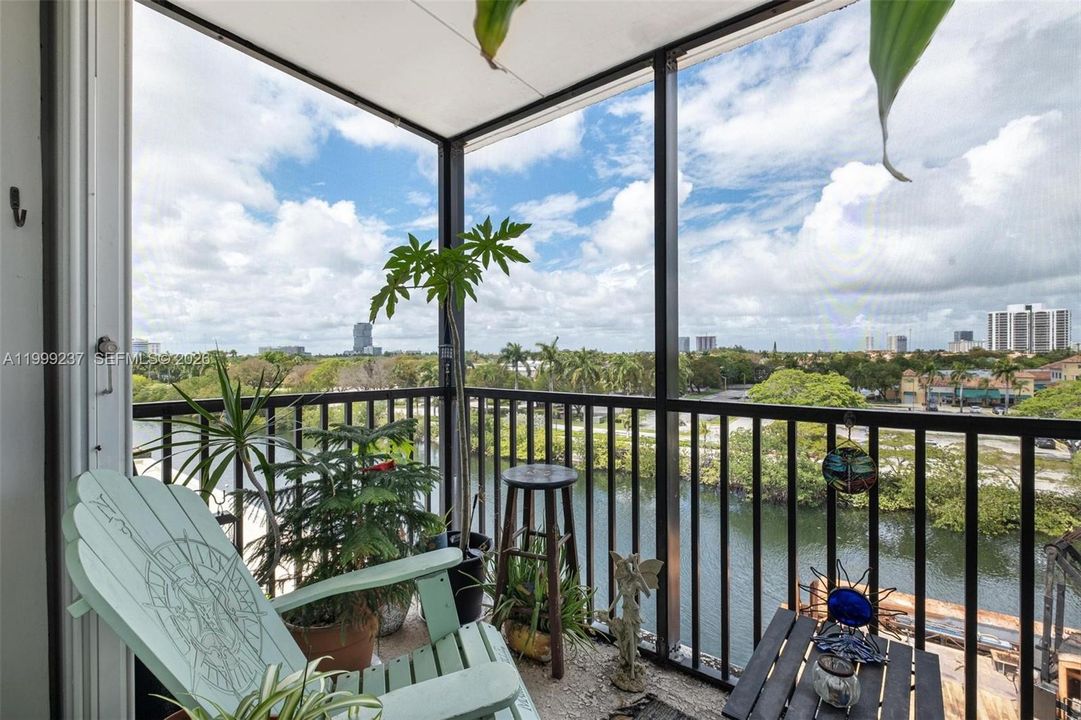 For Sale: $199,000 (1 beds, 1 baths, 994 Square Feet)