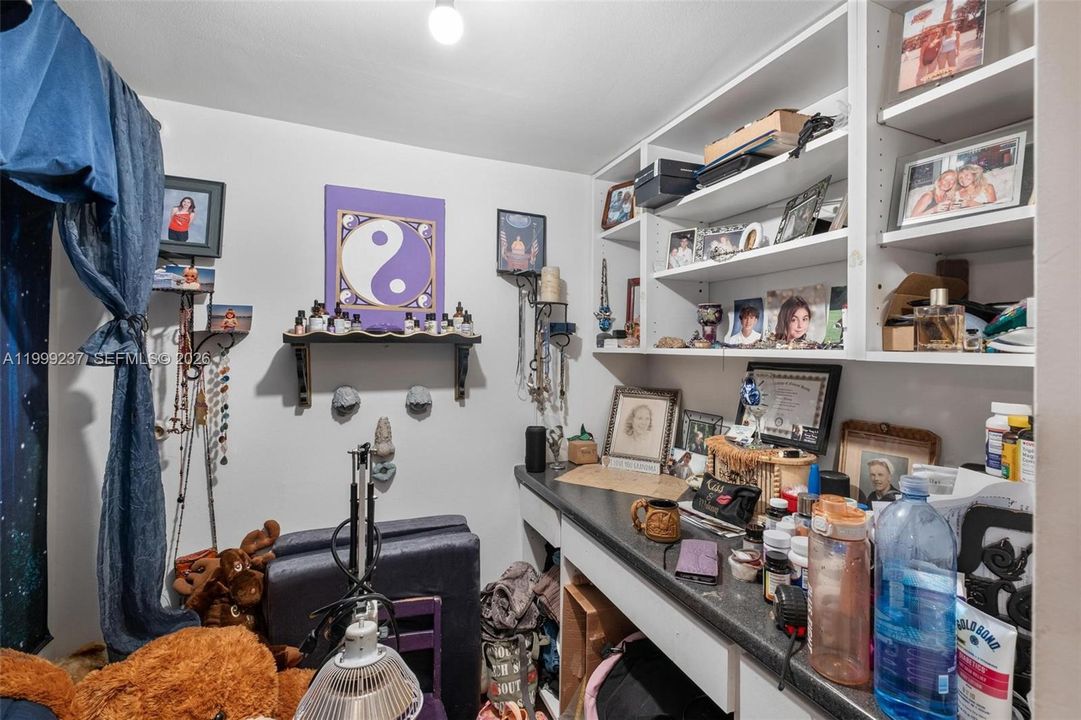 For Sale: $199,000 (1 beds, 1 baths, 994 Square Feet)