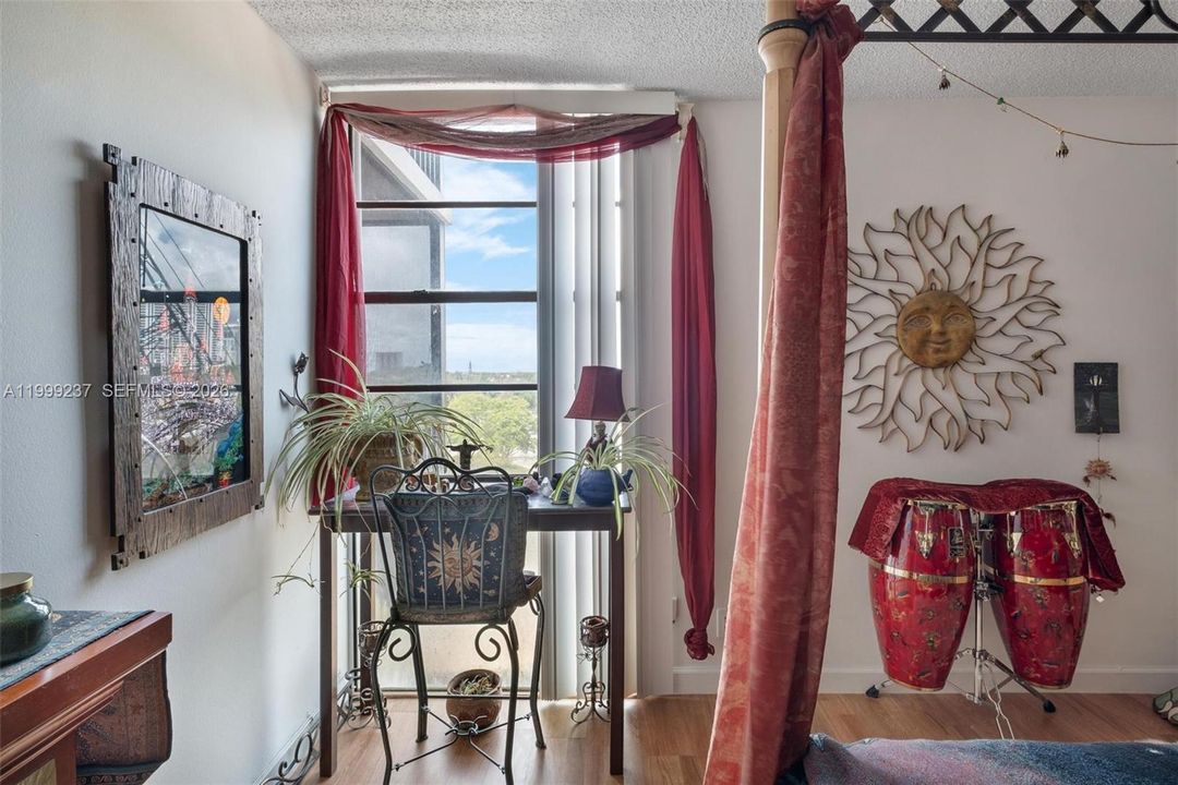 For Sale: $199,000 (1 beds, 1 baths, 994 Square Feet)