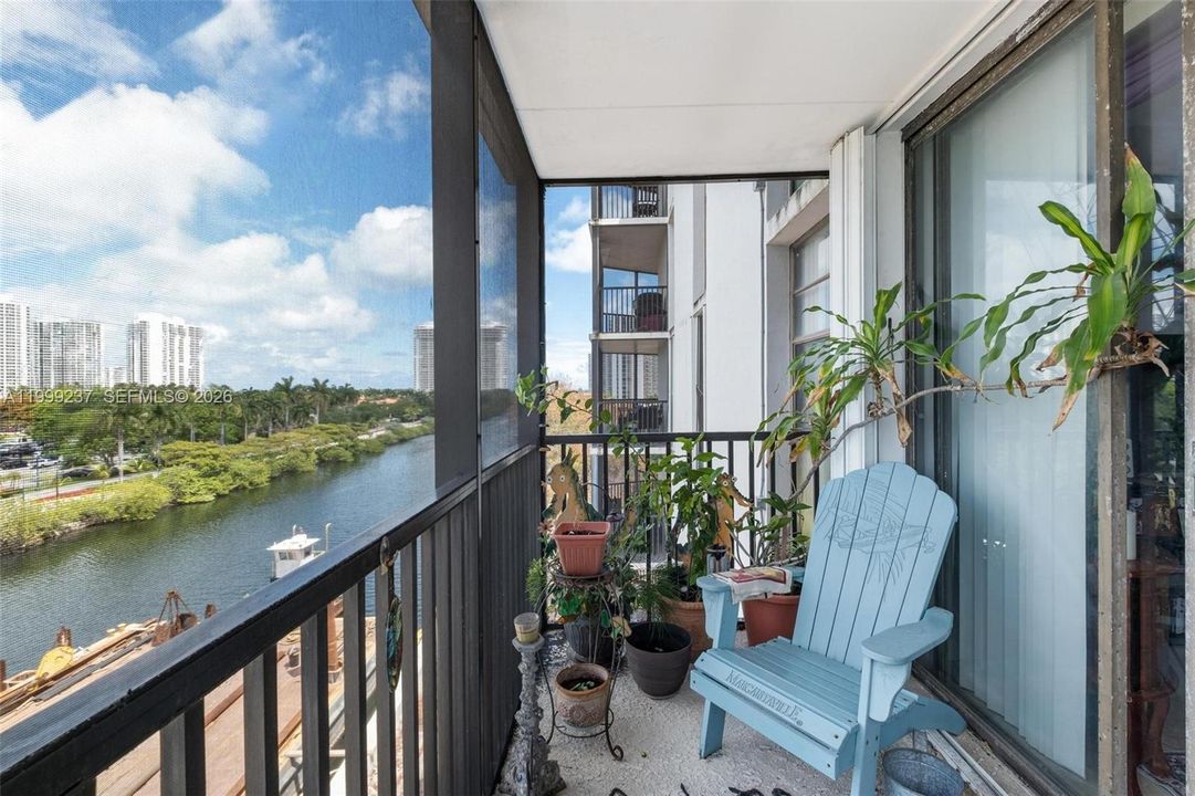 For Sale: $199,000 (1 beds, 1 baths, 994 Square Feet)