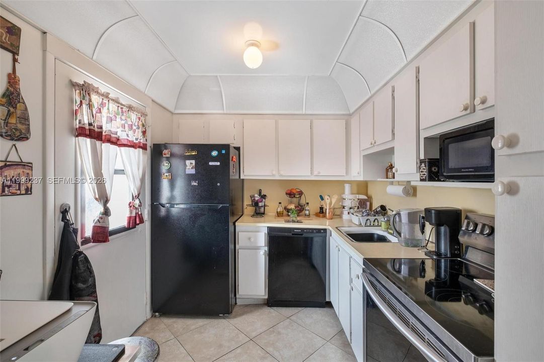 For Sale: $199,000 (1 beds, 1 baths, 994 Square Feet)
