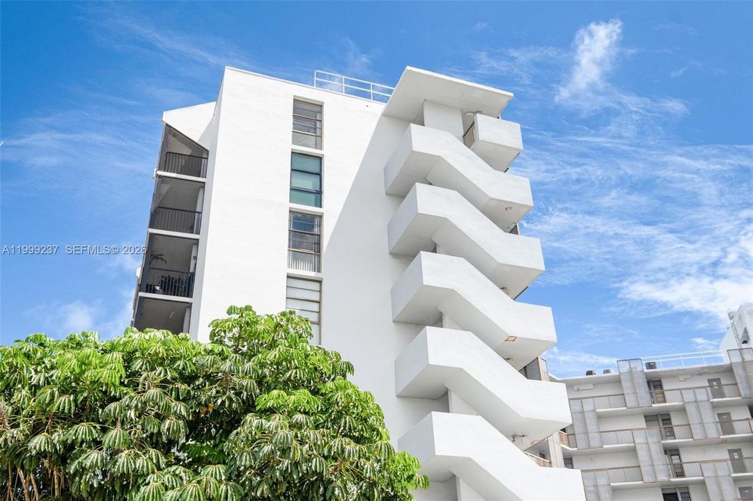 For Sale: $199,000 (1 beds, 1 baths, 994 Square Feet)