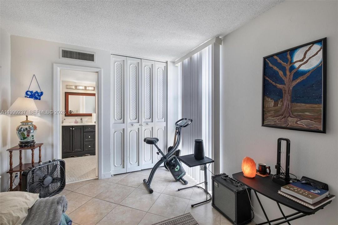 For Sale: $199,000 (1 beds, 1 baths, 994 Square Feet)