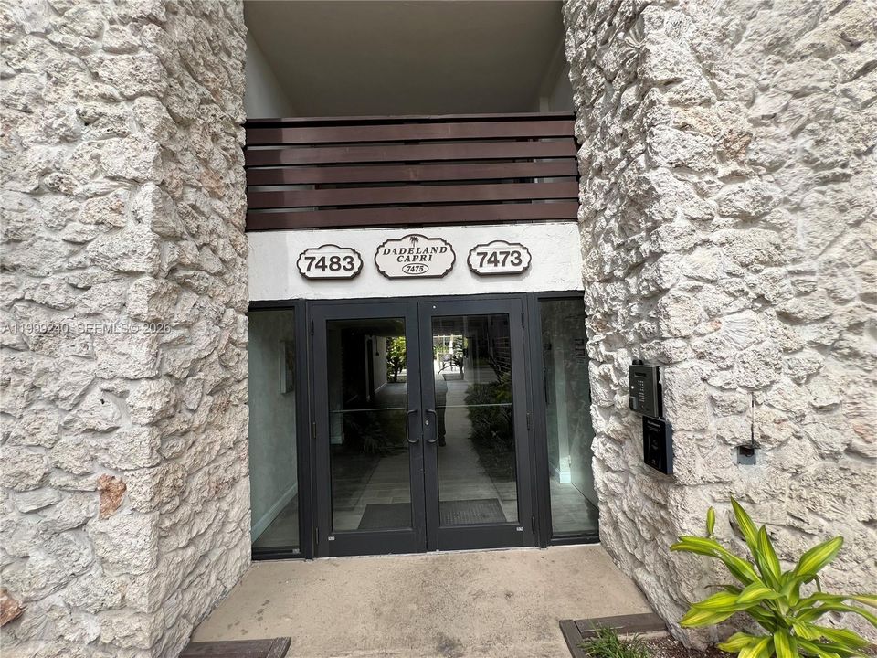 Active With Contract: $254,900 (1 beds, 1 baths, 665 Square Feet)