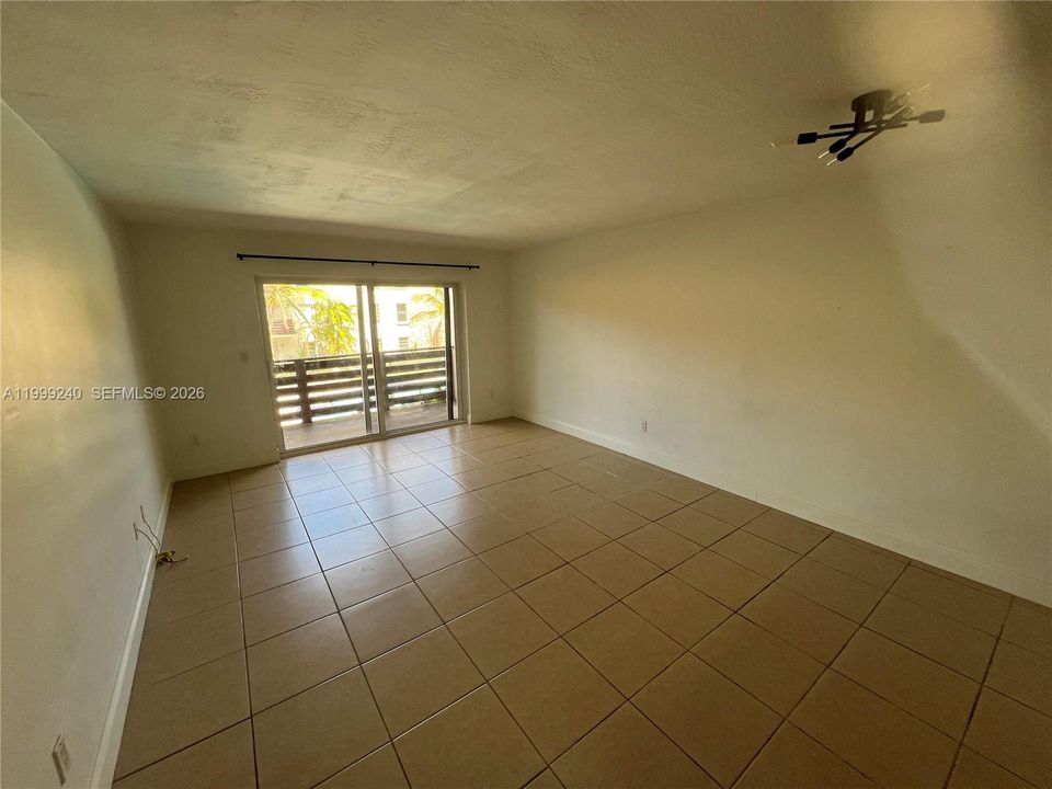Active With Contract: $254,900 (1 beds, 1 baths, 665 Square Feet)
