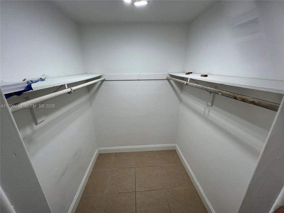 Active With Contract: $254,900 (1 beds, 1 baths, 665 Square Feet)