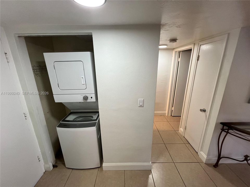 Active With Contract: $254,900 (1 beds, 1 baths, 665 Square Feet)