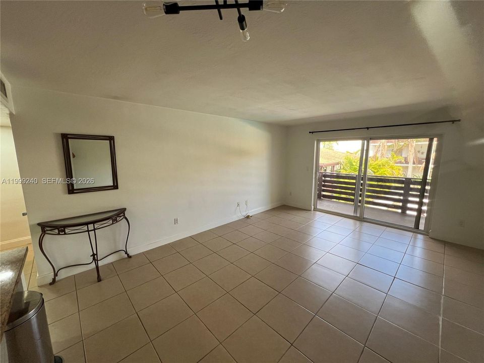 Active With Contract: $254,900 (1 beds, 1 baths, 665 Square Feet)