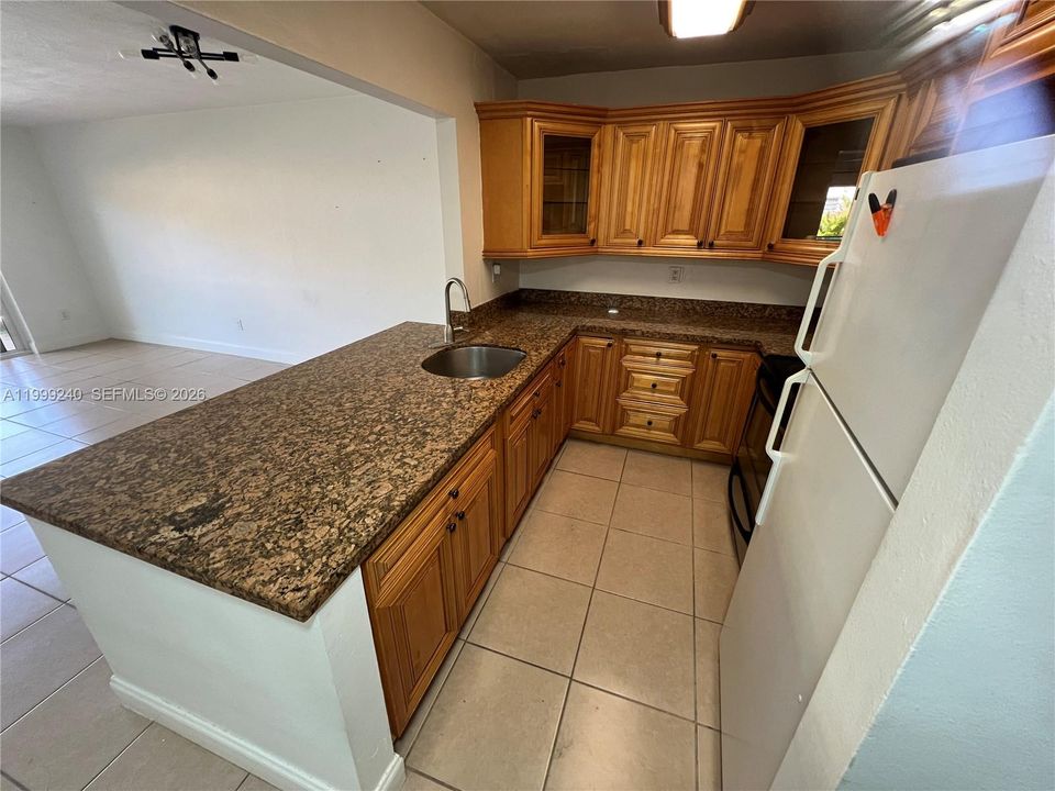 Active With Contract: $254,900 (1 beds, 1 baths, 665 Square Feet)