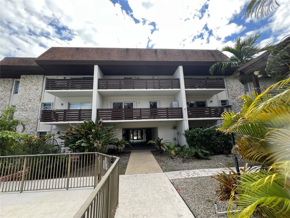 Active With Contract: $254,900 (1 beds, 1 baths, 665 Square Feet)