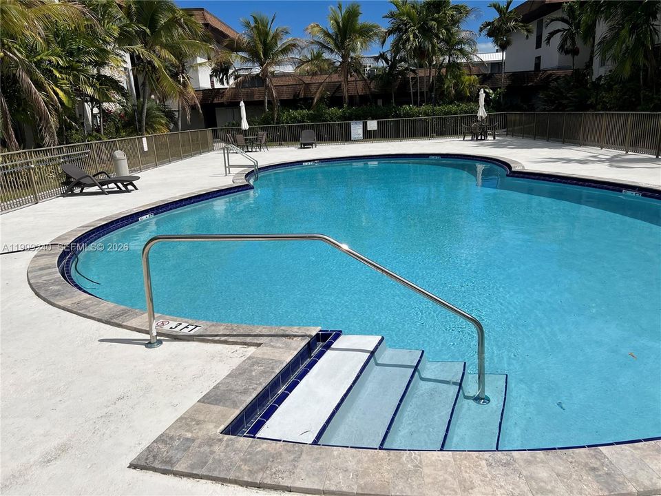 Active With Contract: $254,900 (1 beds, 1 baths, 665 Square Feet)