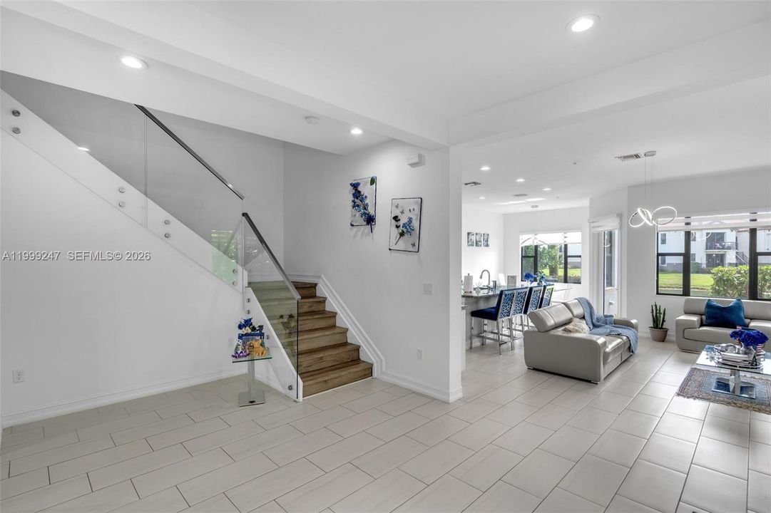 En Venta: $950,000 (3 camas, 2 baños, 2246 Pies cuadrados)