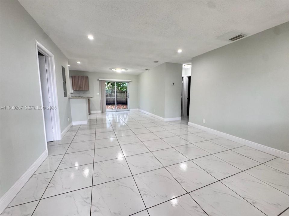 Active With Contract: $2,800 (3 beds, 2 baths, 1080 Square Feet)