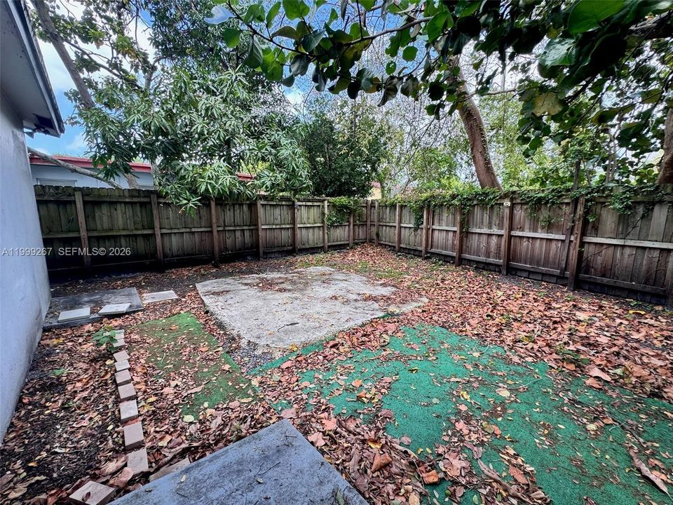 Active With Contract: $2,800 (3 beds, 2 baths, 1080 Square Feet)