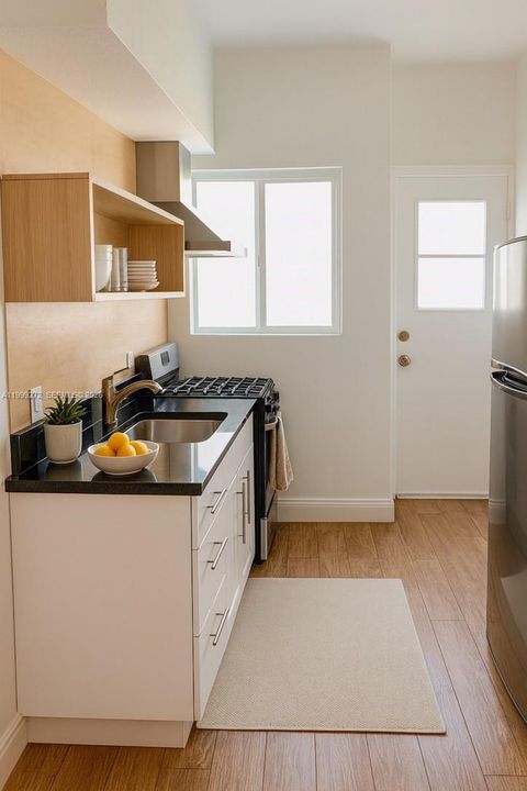 For Sale: $299,000 (1 beds, 1 baths, 792 Square Feet)