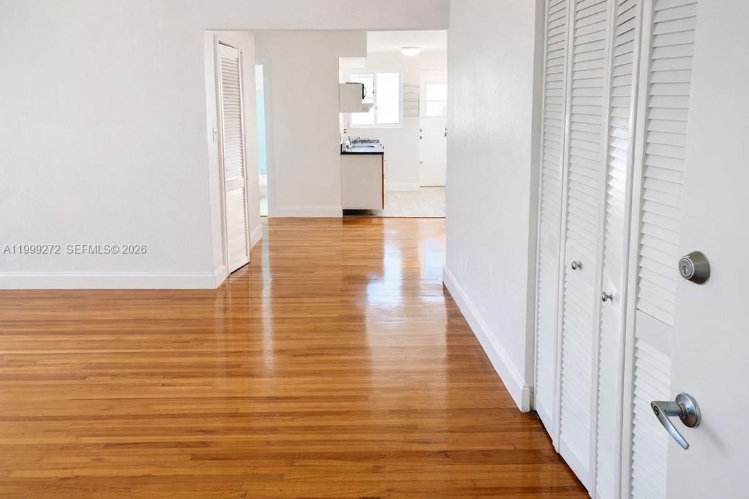 For Sale: $299,000 (1 beds, 1 baths, 792 Square Feet)