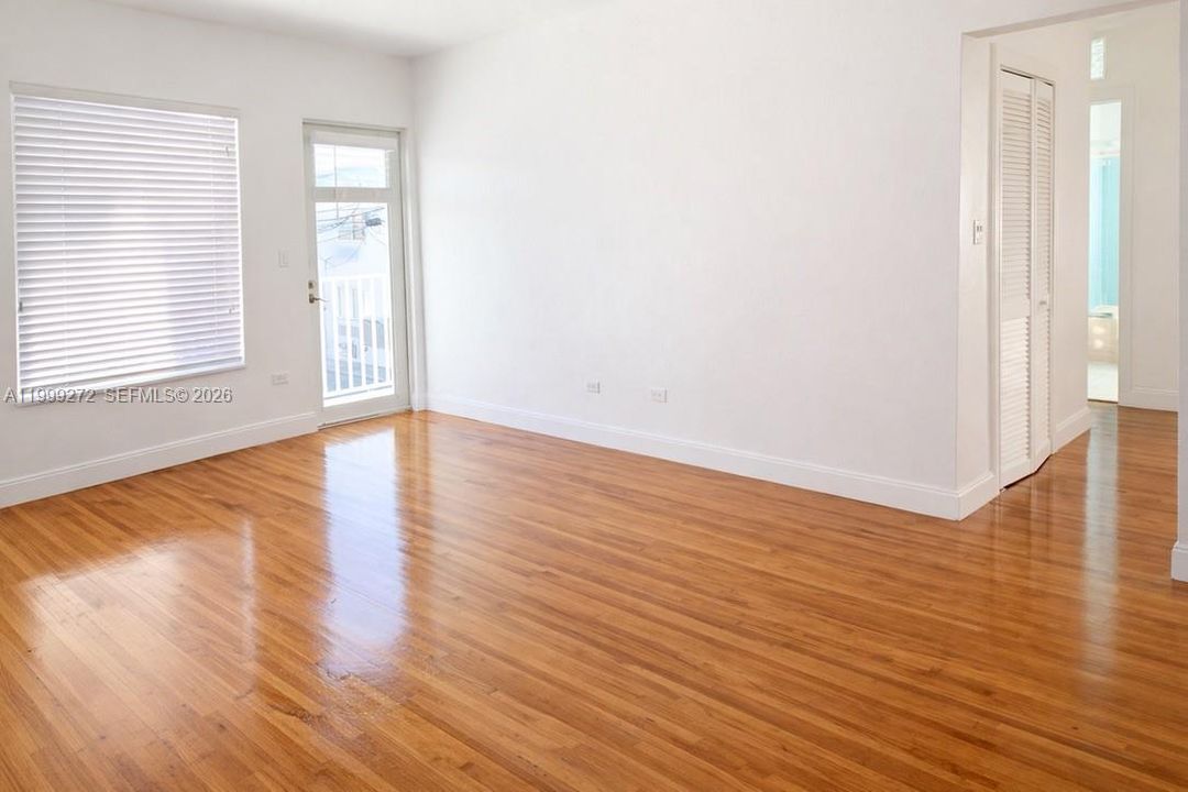 For Sale: $299,000 (1 beds, 1 baths, 792 Square Feet)