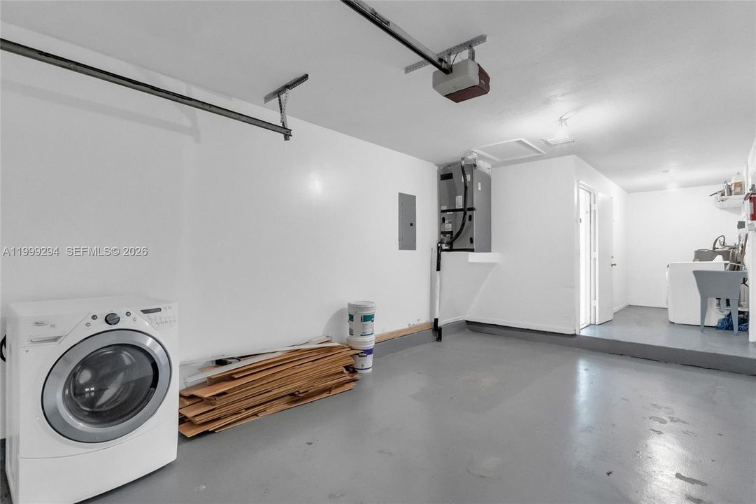 Activo con contrato: $2,700 (3 camas, 2 baños, 1575 Pies cuadrados)