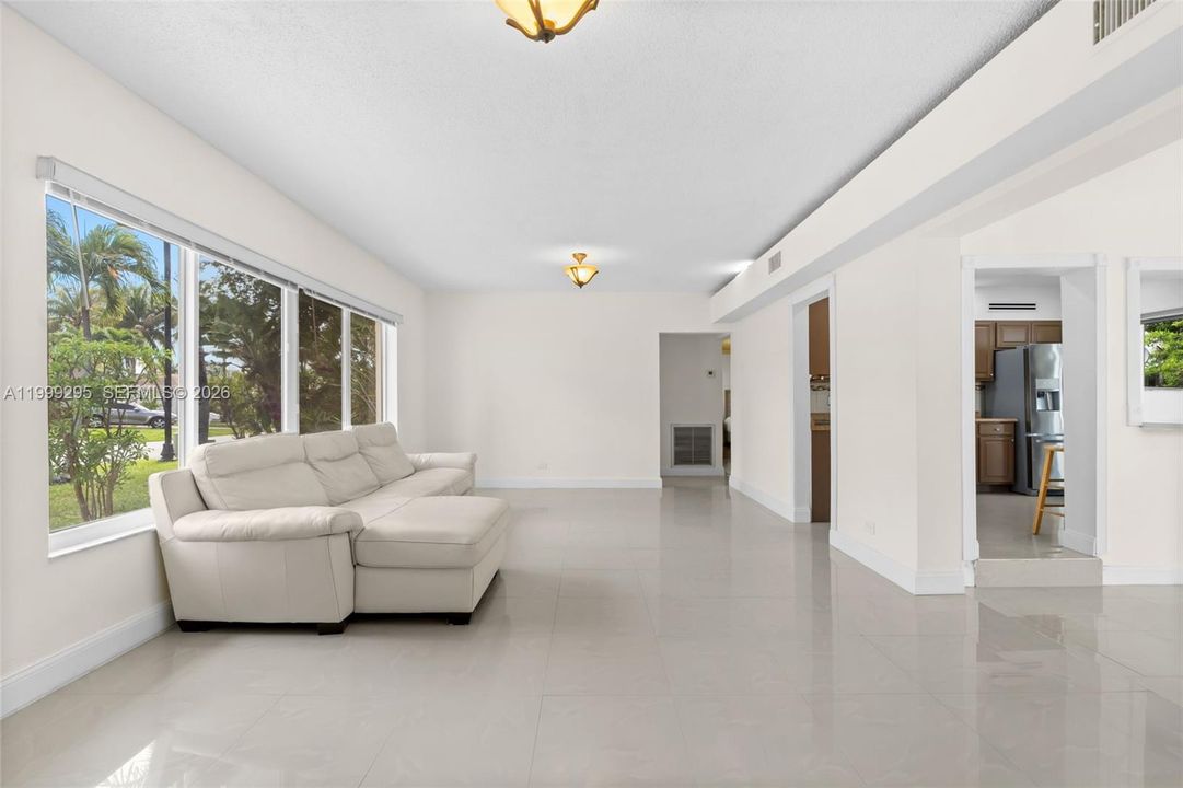 В аренду: $4,950 (3 спален, 2 ванн, 1541 Квадратных фут)