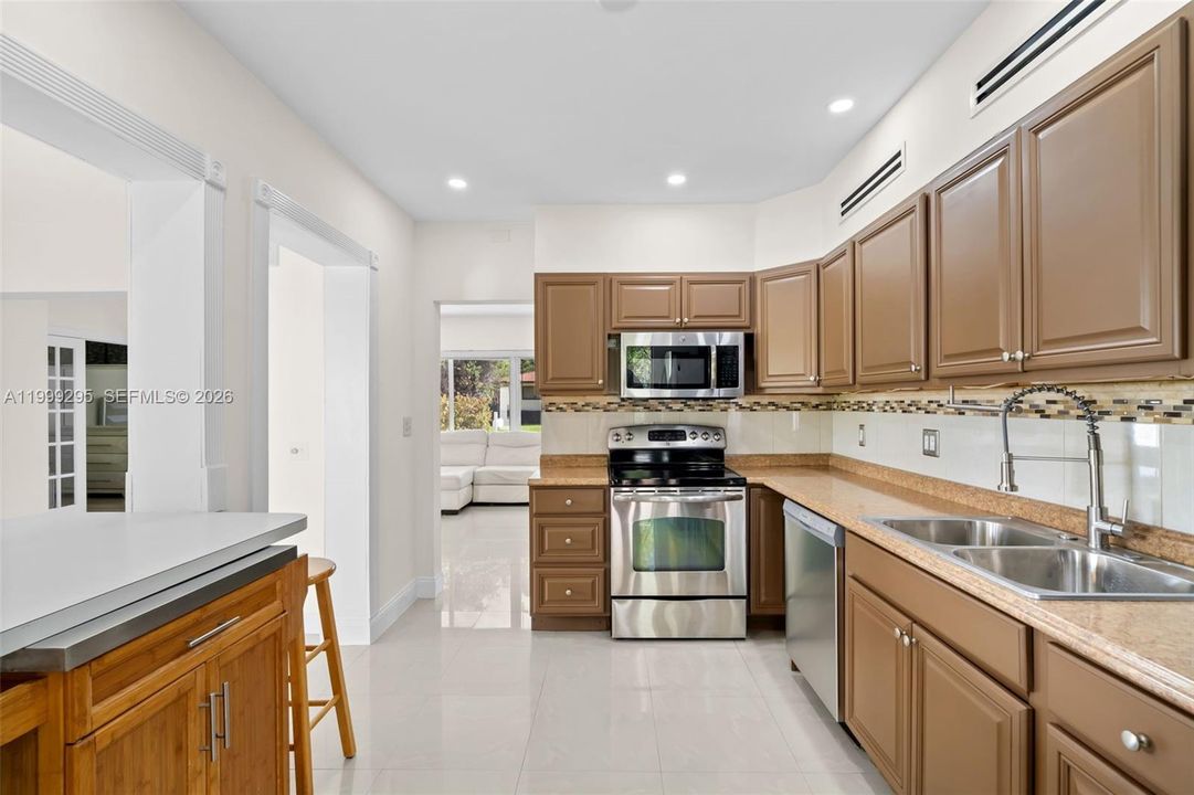 В аренду: $4,950 (3 спален, 2 ванн, 1541 Квадратных фут)