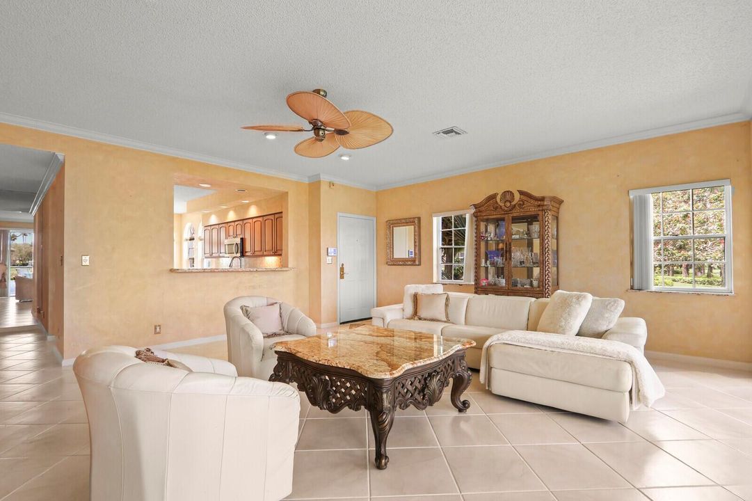 Living Room / Entry