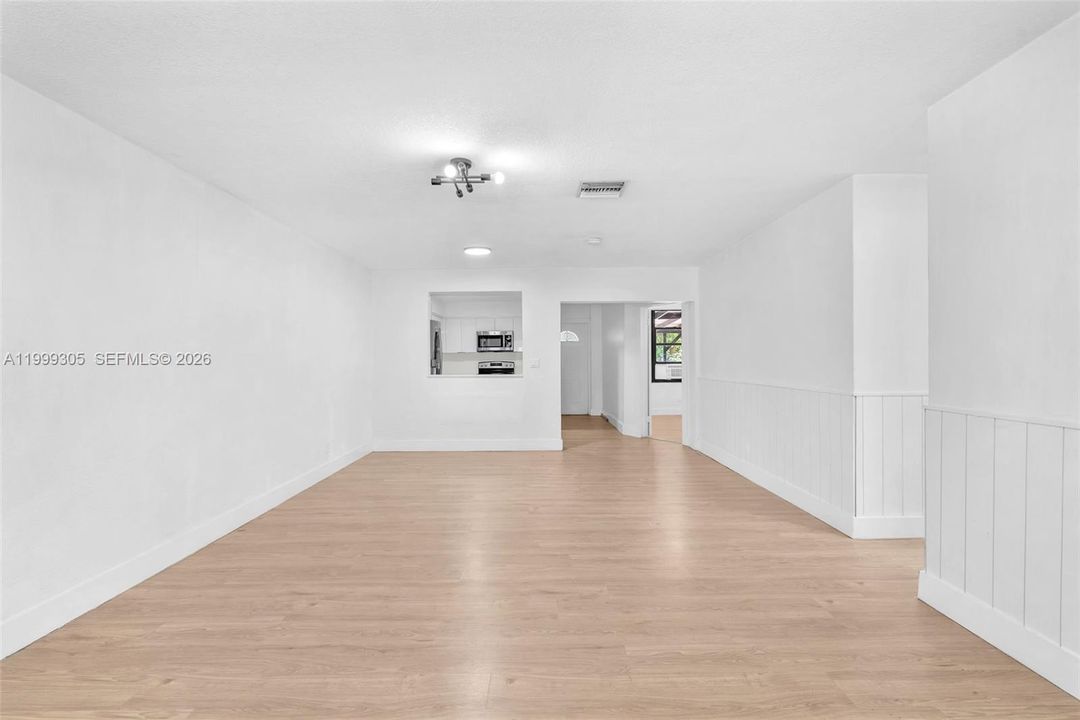 Под контрактом: $375,000 (3 спален, 2 ванн, 1178 Квадратных фут)