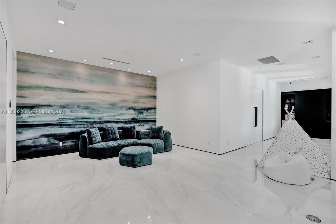 For Sale: $5,500,000 (6 beds, 8 baths, 8120 Square Feet)