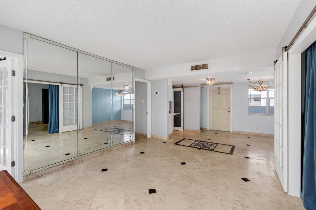 Living Area & Entry