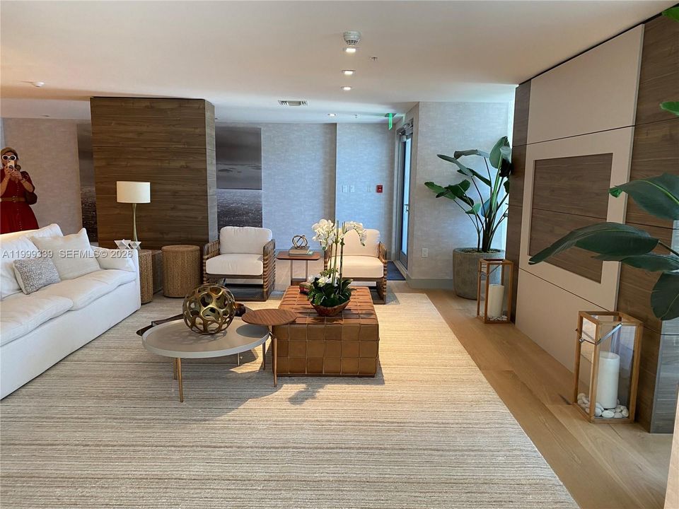 For Sale: $825,000 (1 beds, 2 baths, 980 Square Feet)