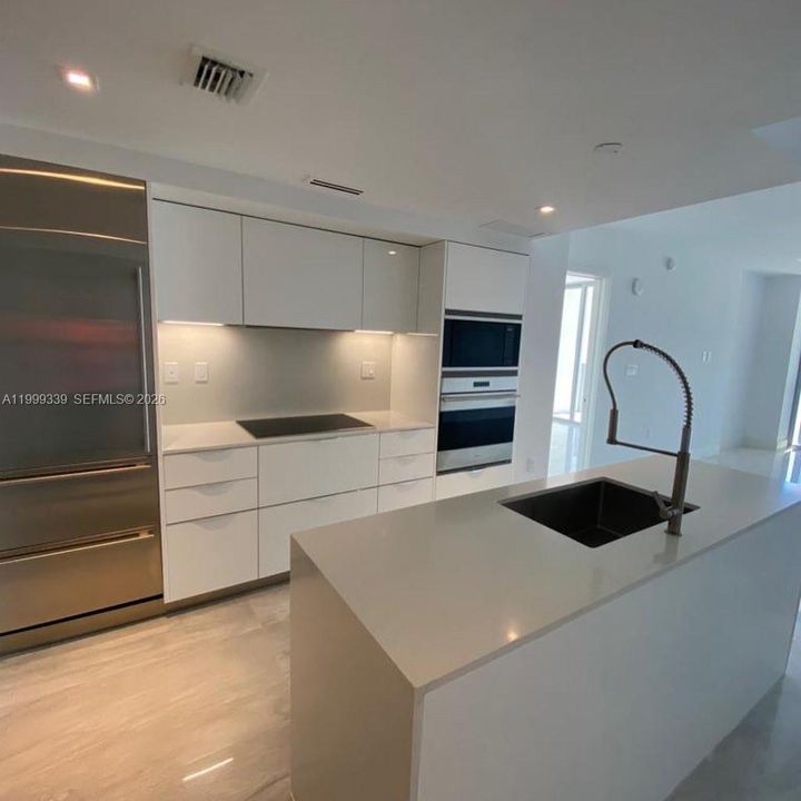 For Sale: $825,000 (1 beds, 2 baths, 980 Square Feet)