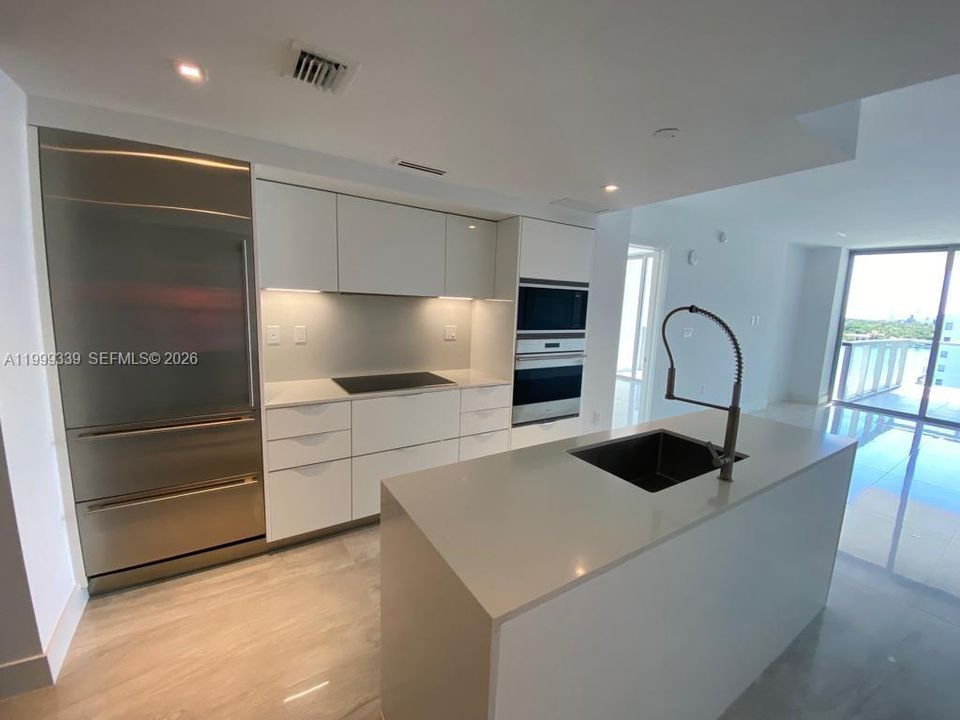 For Sale: $825,000 (1 beds, 2 baths, 980 Square Feet)