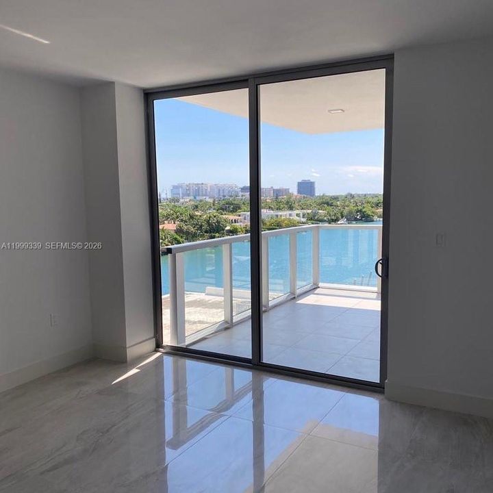 For Sale: $825,000 (1 beds, 2 baths, 980 Square Feet)