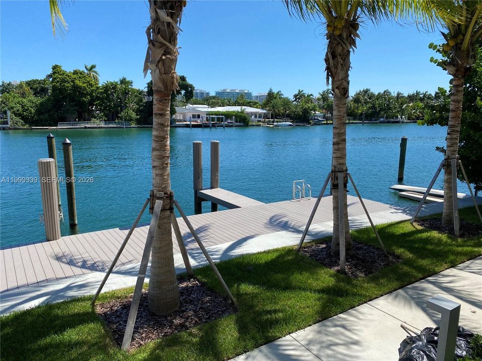 For Sale: $825,000 (1 beds, 2 baths, 980 Square Feet)