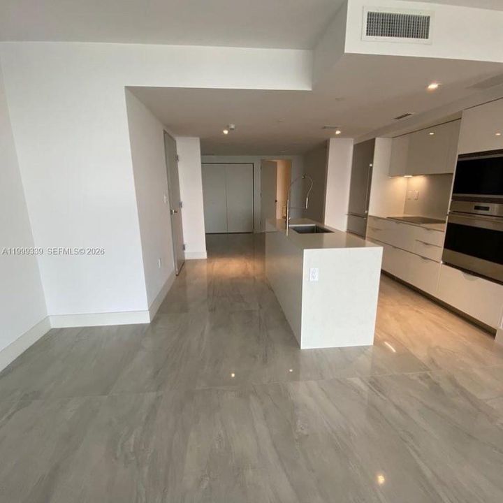 For Sale: $825,000 (1 beds, 2 baths, 980 Square Feet)