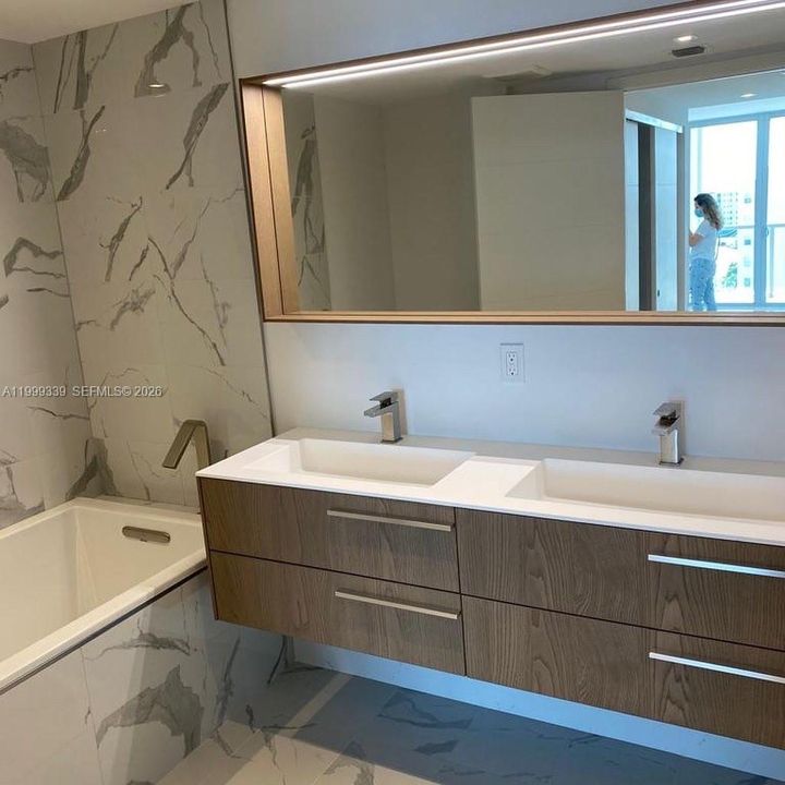 For Sale: $825,000 (1 beds, 2 baths, 980 Square Feet)