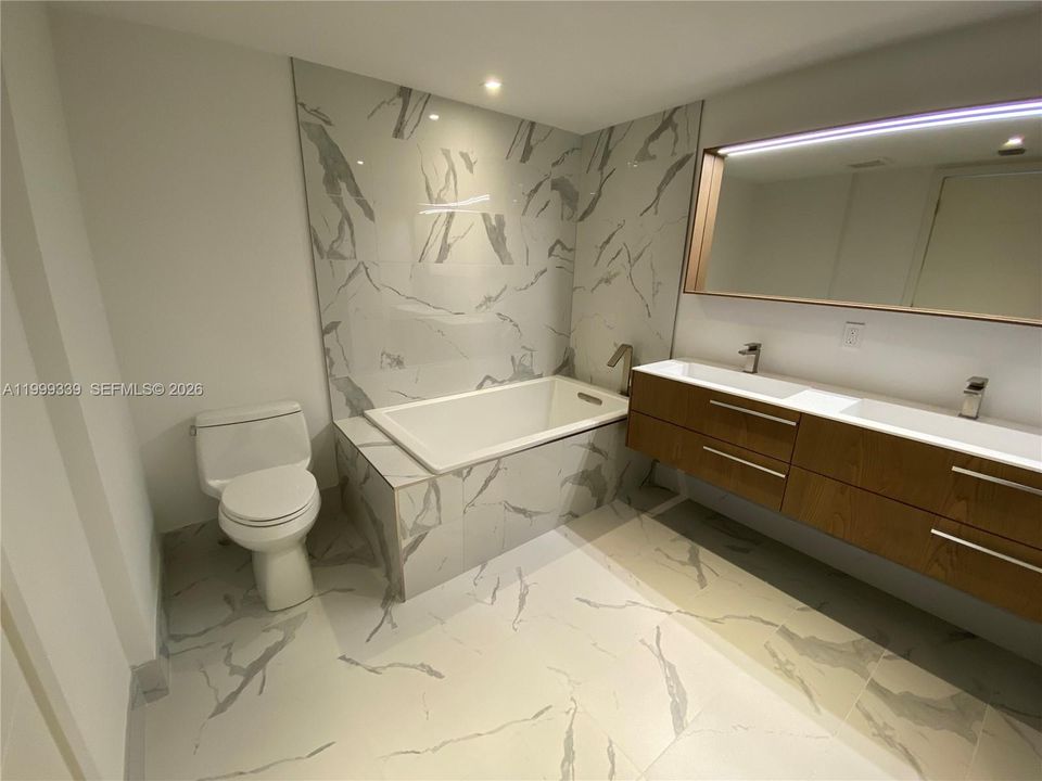 For Sale: $825,000 (1 beds, 2 baths, 980 Square Feet)