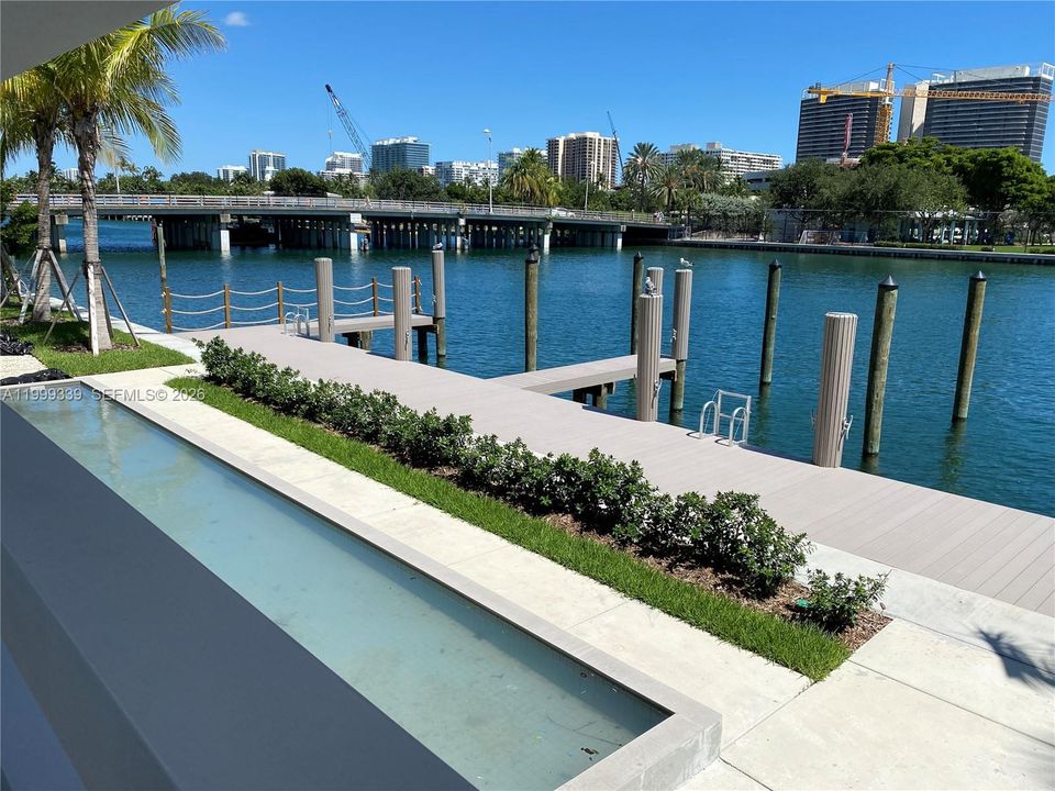 For Sale: $825,000 (1 beds, 2 baths, 980 Square Feet)
