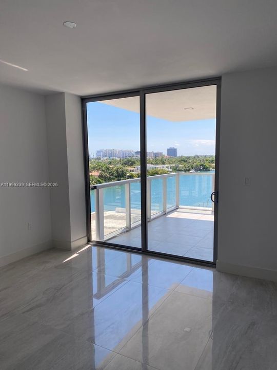 For Sale: $825,000 (1 beds, 2 baths, 980 Square Feet)