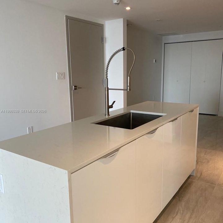 For Sale: $825,000 (1 beds, 2 baths, 980 Square Feet)